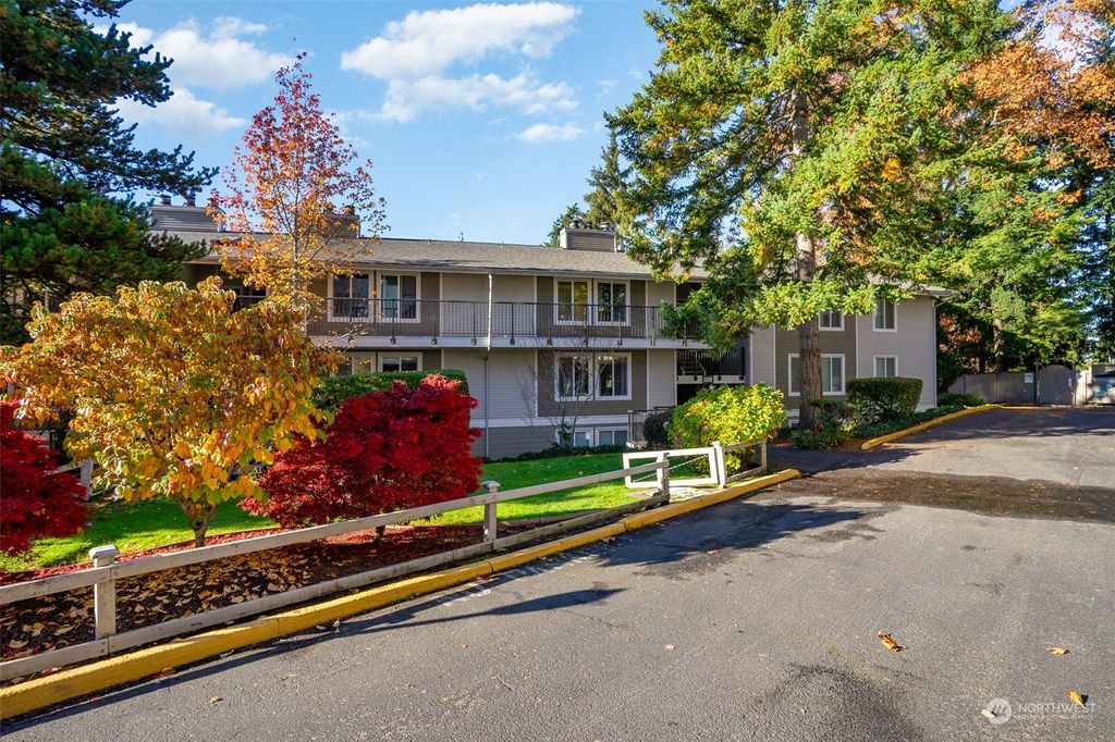 Photo of 3212 80th Ave SE Ave #3, Mercer Island, WA 98040 (MLS # 2179966)