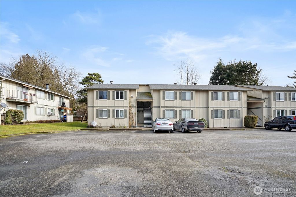 Photo of 1601 Maple Lane S #E-2, Kent, WA 98030 (MLS # 2334863)