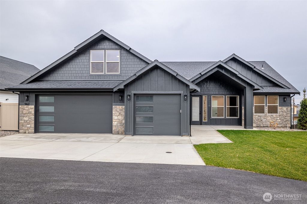 Photo of 962 Wayne Lane, Wenatchee, WA 98801 (MLS # 2456333)