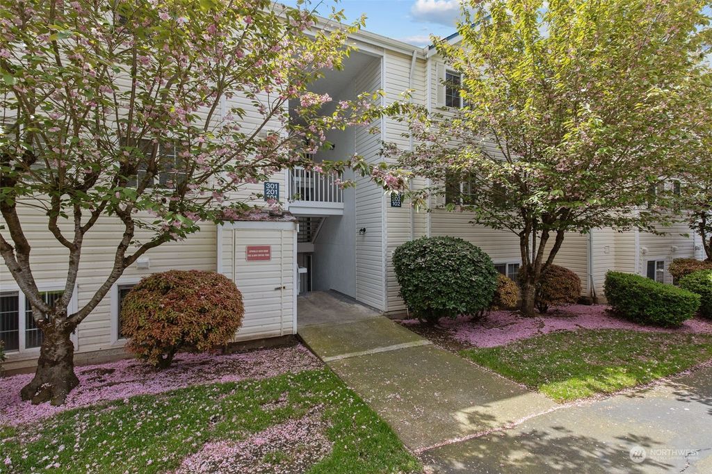 Photo of 11002 SE Petrovitsky Road #E101, Renton, WA 98055 (MLS # 2026305)