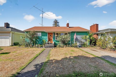 Photo of 1717 10th Avenue, Longview, WA 98632 (MLS # 2444537)