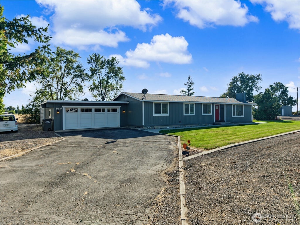 Photo of 3022 Arrow Place NE, Moses Lake, WA 98837 (MLS # 2588619)