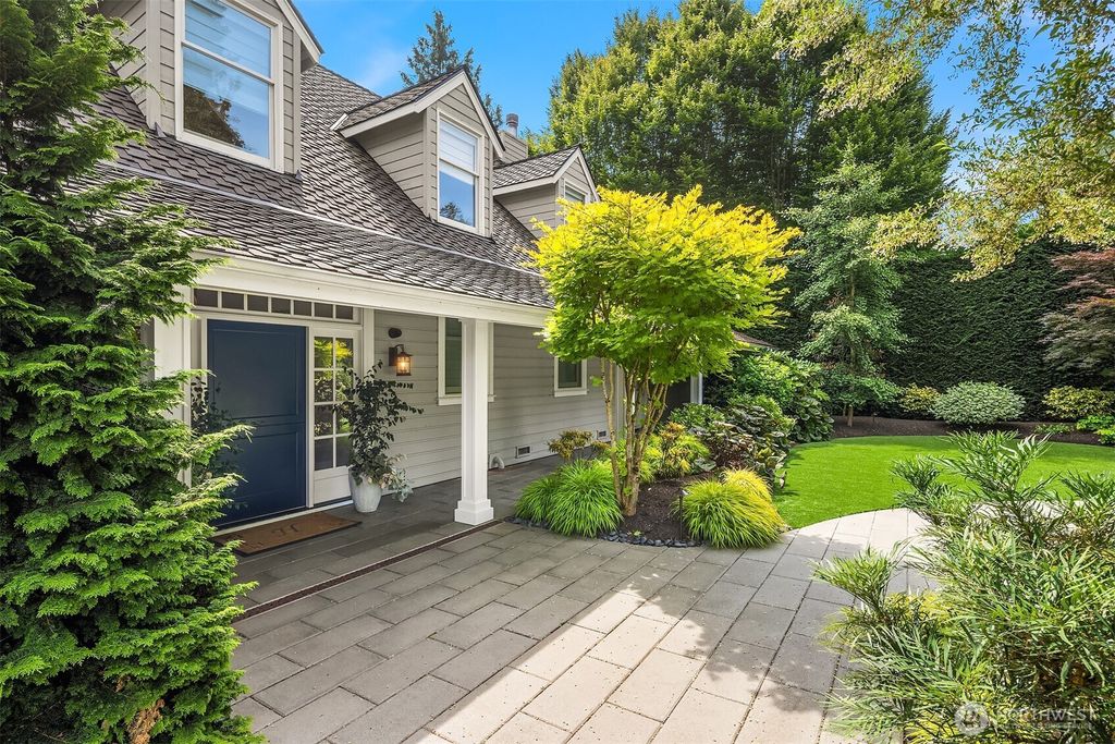 Photo of 2042 77th Avenue NE, Medina, WA 98039 (MLS # 2470097)