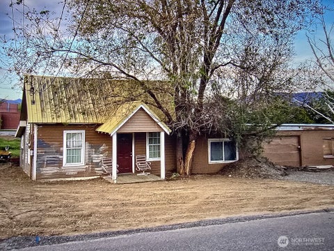 Photo of 1322 4th Street, Wenatchee, WA 98801 (MLS # 2579032)