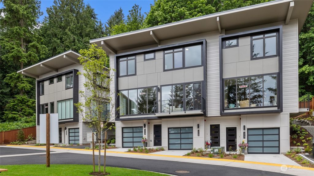 Photo of 17788 NE 95th Court, Redmond, WA 98052 (MLS # 2070009)