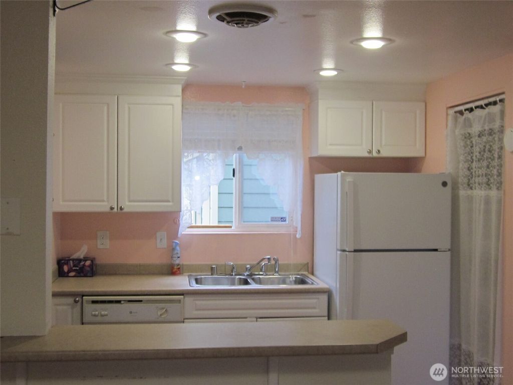 Photo of 451 S 328th Street #E20, Federal Way, WA 98003 (MLS # 2489484)