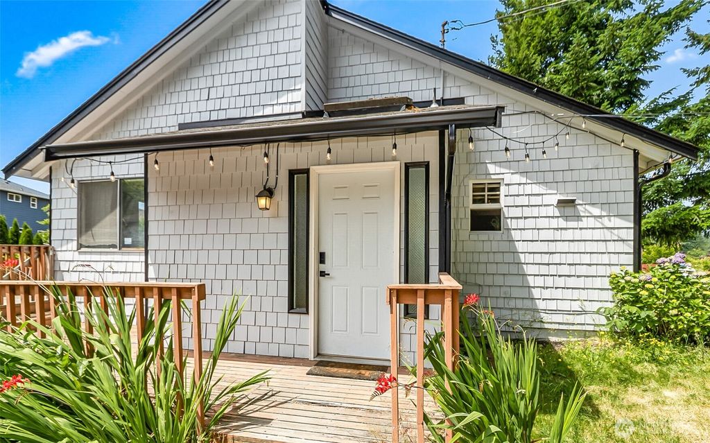 Photo of 14112 Jefferson Way, Lynnwood, WA 98087 (MLS # 2404957)