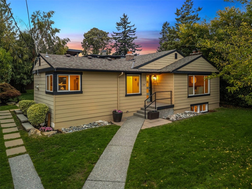 Photo of 124 6th Avenue, Kirkland, WA 98033 (MLS # 2598929)