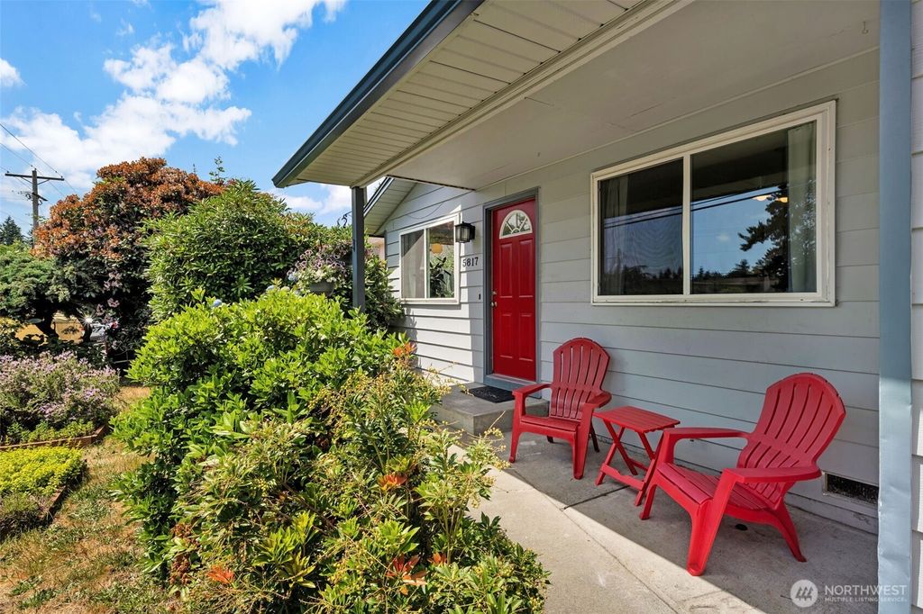 Photo of 5817 204th Street SW, Lynnwood, WA 98036 (MLS # 2392241)