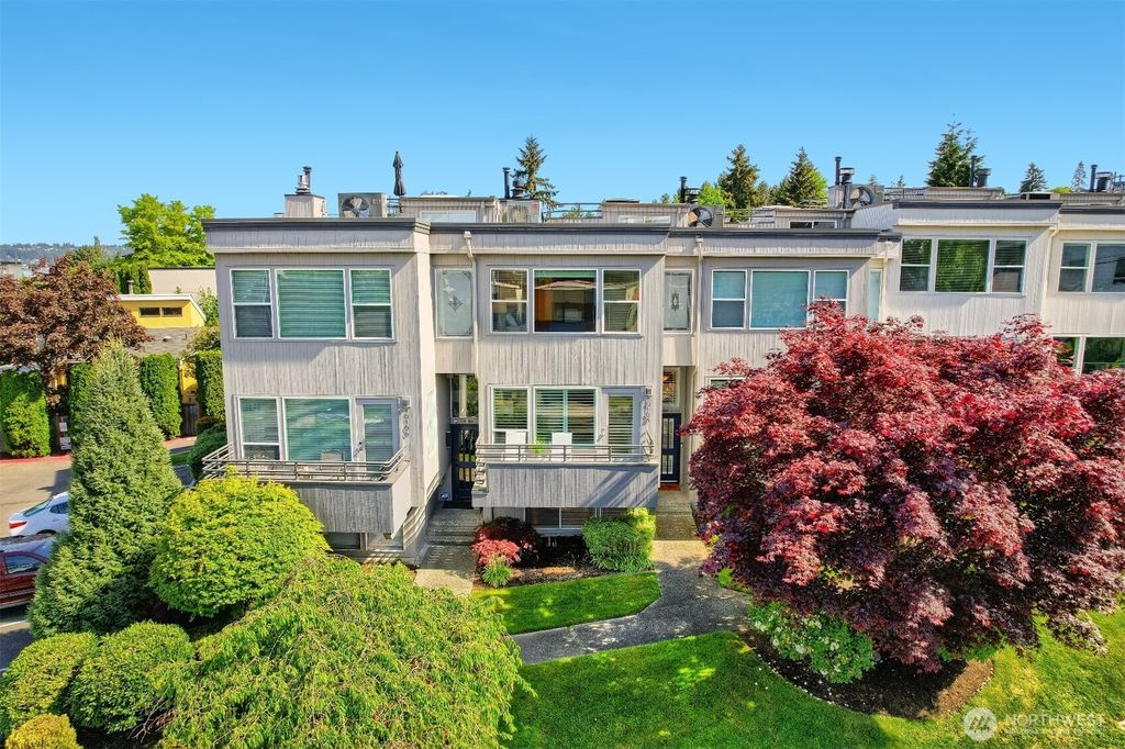 Photo of 10108 NE 63rd Street, Kirkland, WA 98033 (MLS # 2513962)