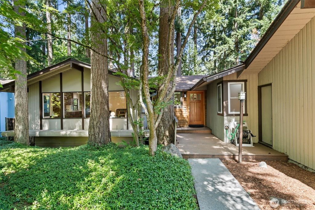 Photo of 15916 SE 42nd Place, Bellevue, WA 98006 (MLS # 2422661)