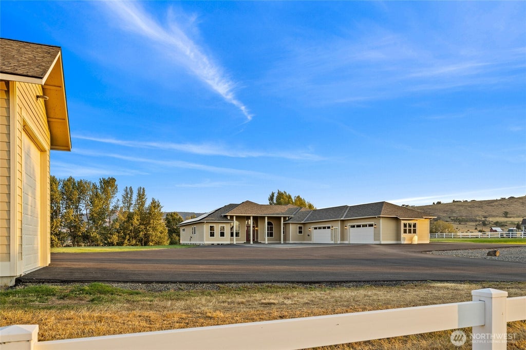 Photo of 240 Majestic Heights Drive, Ellensburg, WA 98926 (MLS # 2588460)