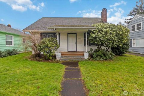 Photo of 646 23rd Avenue, Longview, WA 98632 (MLS # 2476068)