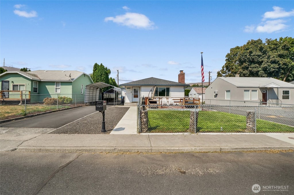Photo of 145 NW F Street, Ephrata, WA 98823 (MLS # 2574938)