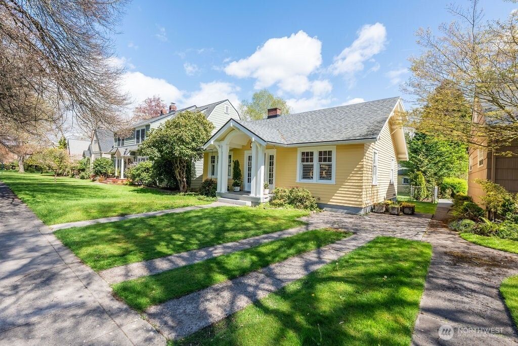 Photo of 1424 25th Avenue, Longview, WA 98632 (MLS # 2504556)