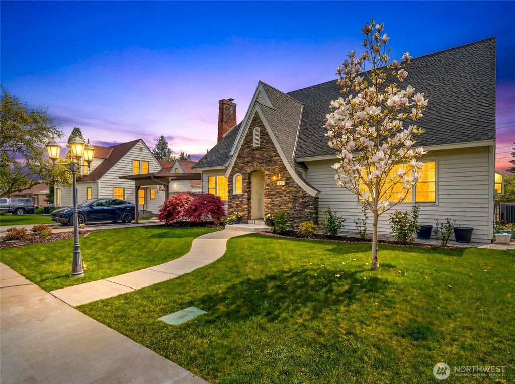 Photo of 15 Furney Street, Wenatchee, WA 98801 (MLS # 2491936)