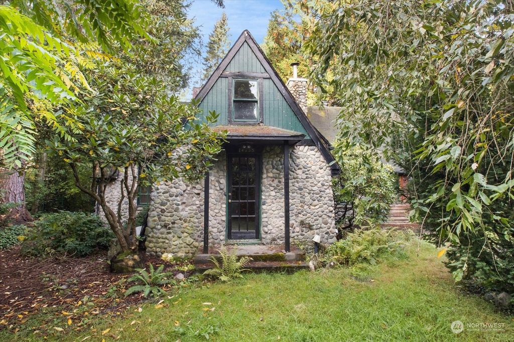 Photo of 14733 31st Avenue NE, Shoreline, WA 98155 (MLS # 2298647)