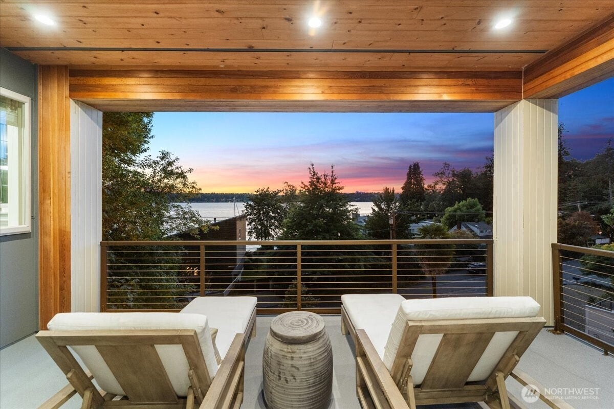 11822 Holmes Point Drive NE
