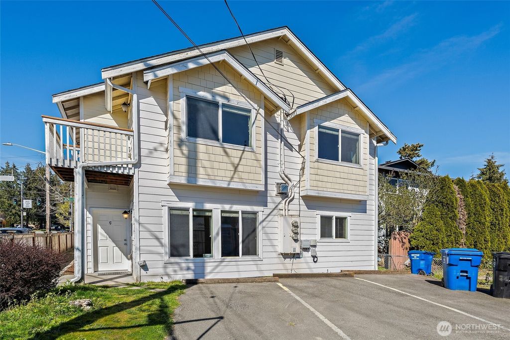 Photo of 501 N 105th Street #B, Seattle, WA 98133 (MLS # 2506933)