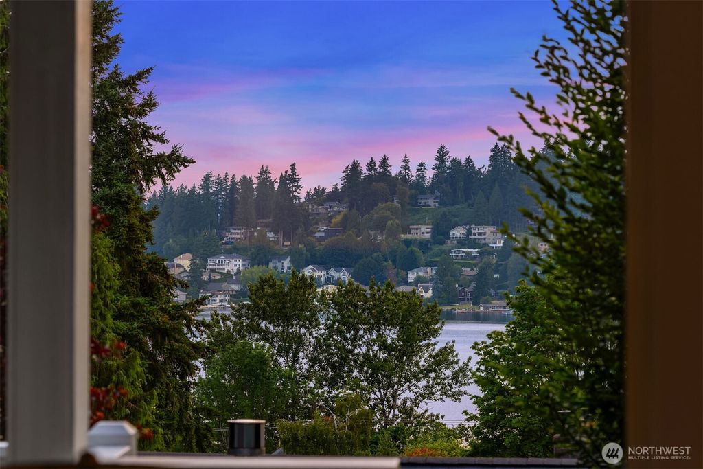 Photo of 10133 NE 113th Place, Kirkland, WA 98033 (MLS # 2398991)