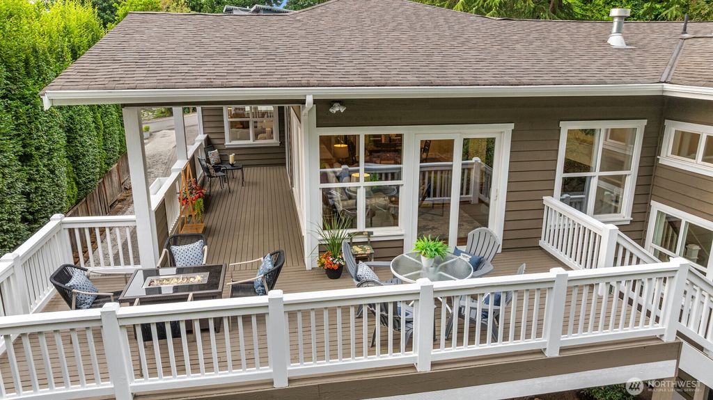Photo of 10133 NE 113th Place, Kirkland, WA 98033 (MLS # 2398991)