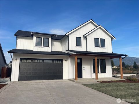 Photo of 624 Legacy Way, Sedro Woolley, WA 98284 (MLS # 2469022)
