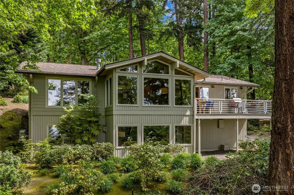 Photo of 3813 W Mercer Way, Mercer Island, WA 98040 (MLS # 2522042)
