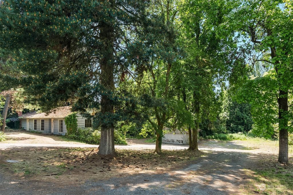 Photo of 17615 83rd Avenue NE, Kenmore, WA 98028 (MLS # 2068638)