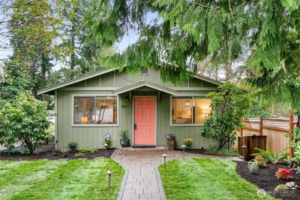 Photo of 3811 NE 117th St St, Seattle, WA 98125 (MLS # 2465679)