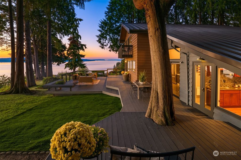 Photo of 11728 Marine View Drive, Edmonds, WA 98026 (MLS # 1998400)