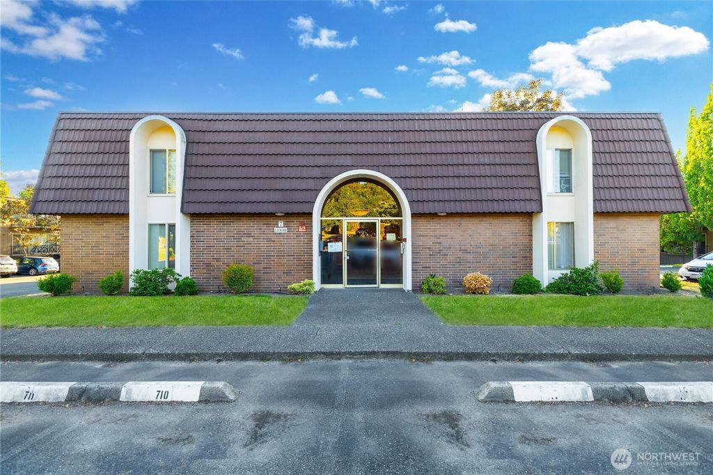 Photo of 11008 NE 68th St St #725, Kirkland, WA 98033 (MLS # 2515394)