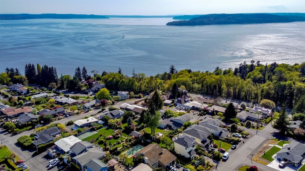 Photo of 207 S 212th Street, Des Moines, WA 98198 (MLS # 2062541)