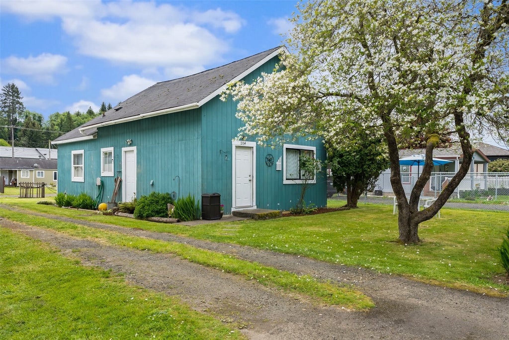 Photo of 204 Pacific Avenue, South Bend, WA 98586 (MLS # 2596548)
