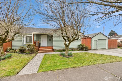 Photo of 2609 Hemlock Street, Longview, WA 98632 (MLS # 2487242)