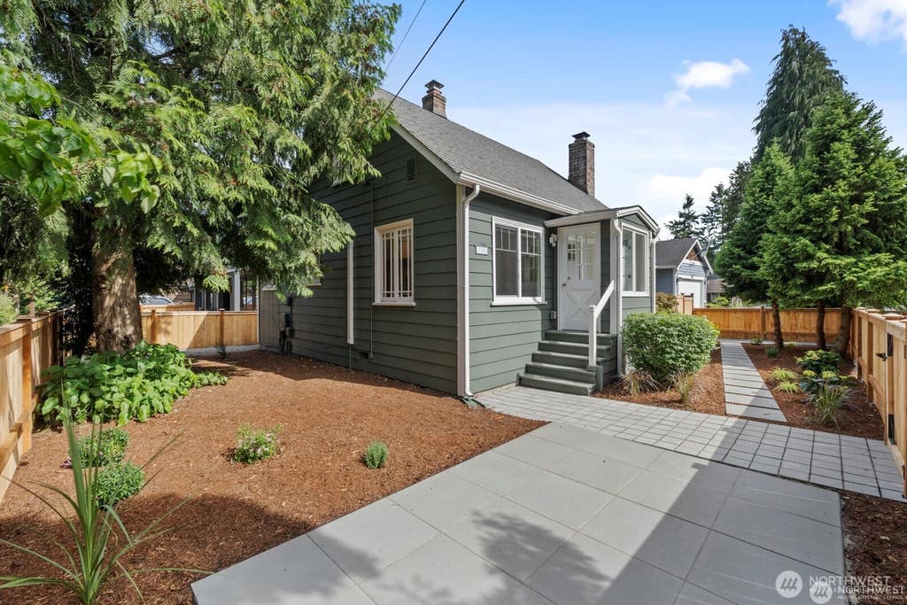 Photo of 11556 17th Avenue NE, Seattle, WA 98125 (MLS # 2550604)