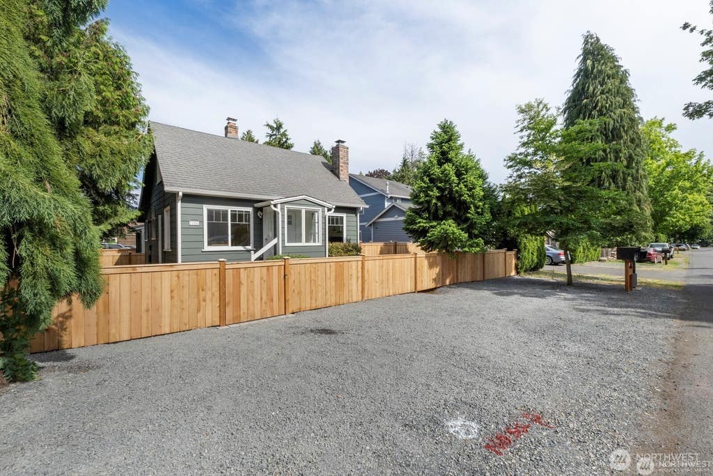 Photo of 11556 17th Avenue NE, Seattle, WA 98125 (MLS # 2550604)