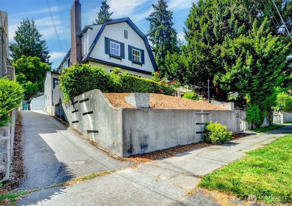 Photo of 6541 20th Avenue NE, Seattle, WA 98115 (MLS # 2523666)