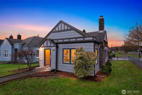 Photo of 402 L Street, Hoquiam, WA 98550 (MLS # 2459269)