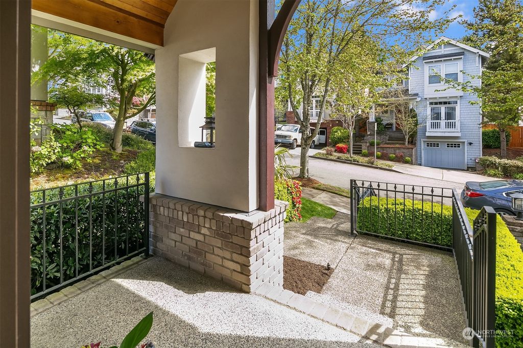 Photo of 1518 NE Iris Street, Issaquah, WA 98029 (MLS # 2230582)