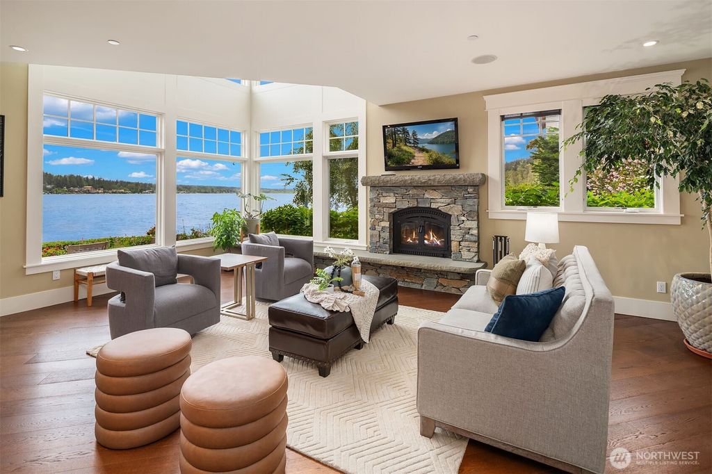 Photo of 2033 E Lake Sammamish Parkway NE, Sammamish, WA 98074 (MLS # 2525199)
