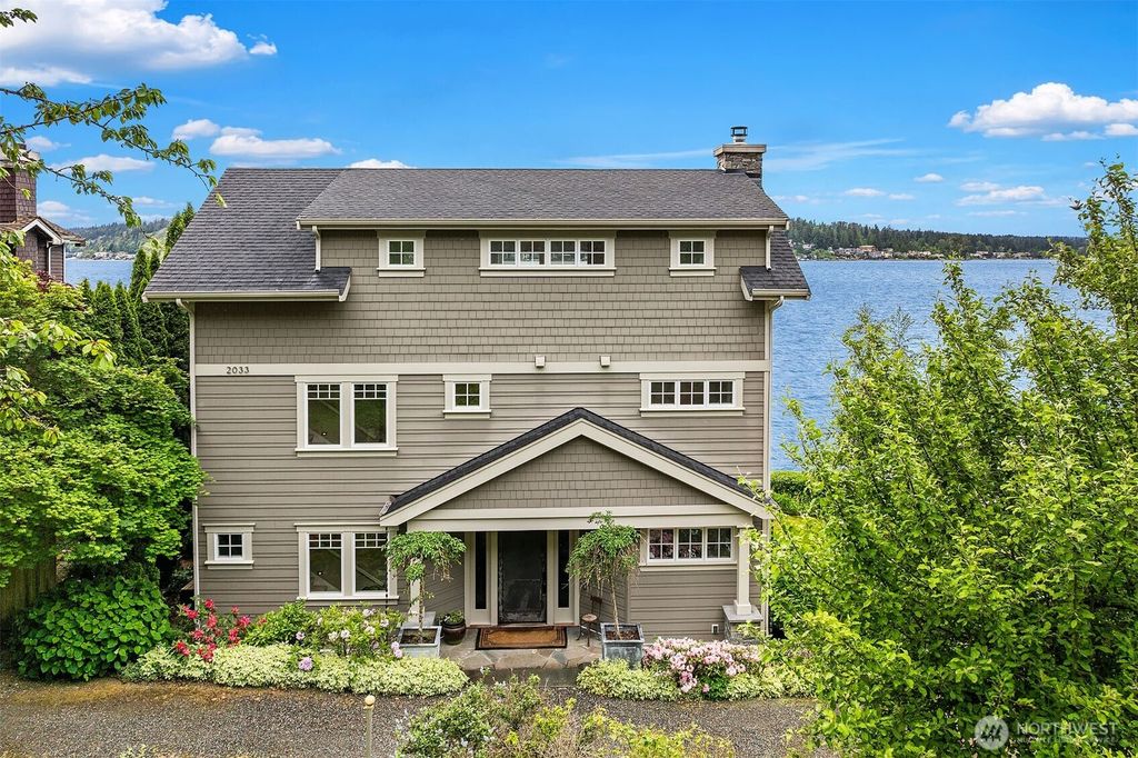 Photo of 2033 E Lake Sammamish Parkway NE, Sammamish, WA 98074 (MLS # 2525199)