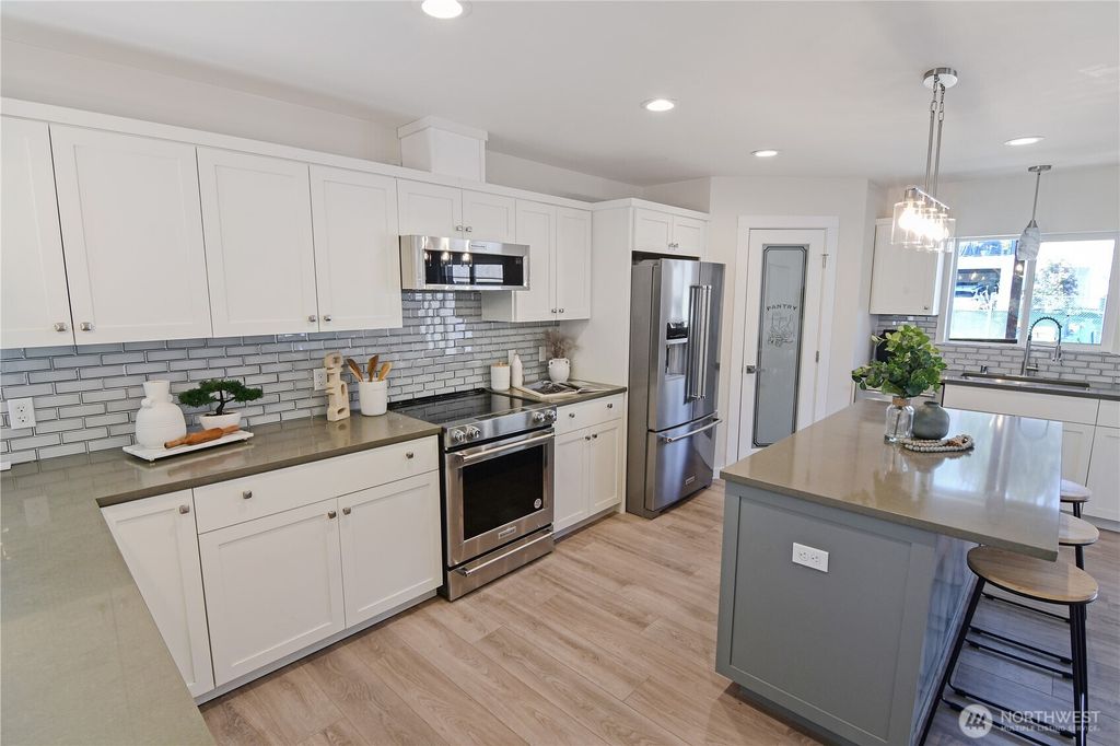 Photo of 4018 Grand Avenue, Everett, WA 98201 (MLS # 2356081)