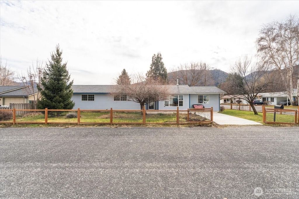 Photo of 902 Ivy Avenue, Cashmere, WA 98815 (MLS # 2480173)