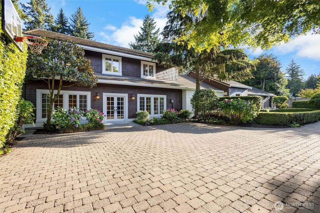 Photo of 7641 NE 12th Street, Medina, WA 98039 (MLS # 2428614)
