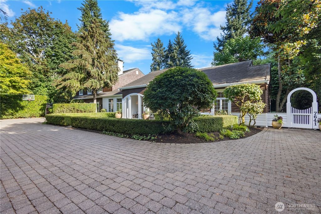 Photo of 7641 NE 12th Street, Medina, WA 98039 (MLS # 2428614)