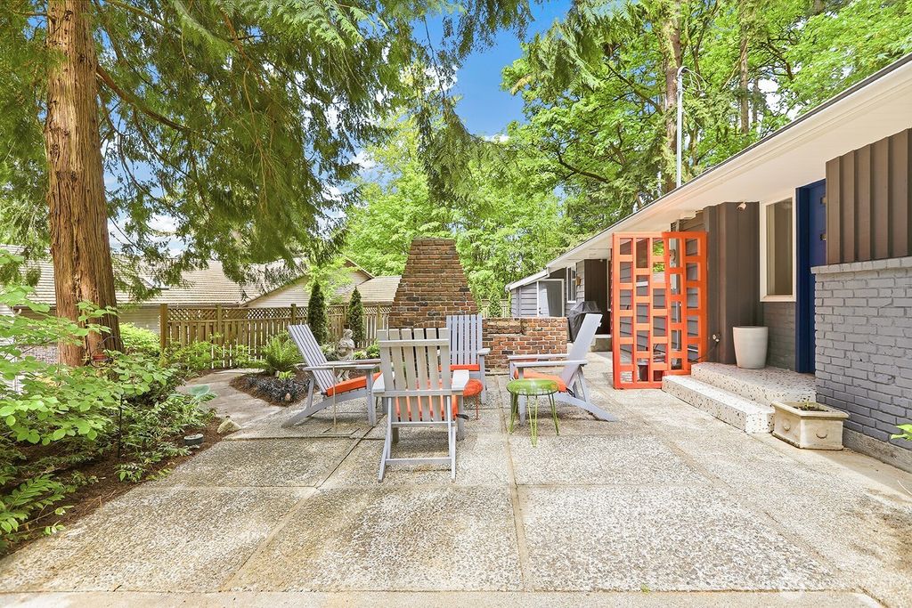 Photo of 19563 38th Avenue NE, Lake Forest Park, WA 98155 (MLS # 2522891)