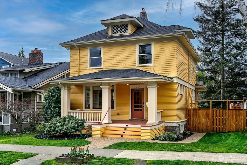 Photo of 6129 Brooklyn Avenue NE, Seattle, WA 98115 (MLS # 2049458)