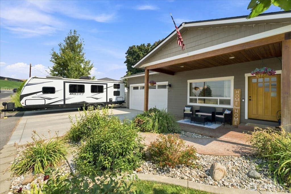 Photo of 471 N Iowa Avenue, East Wenatchee, WA 98802 (MLS # 2574577)