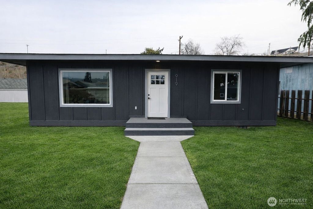 Photo of 919 E Johnson Avenue, Chelan, WA 98816 (MLS # 2470534)