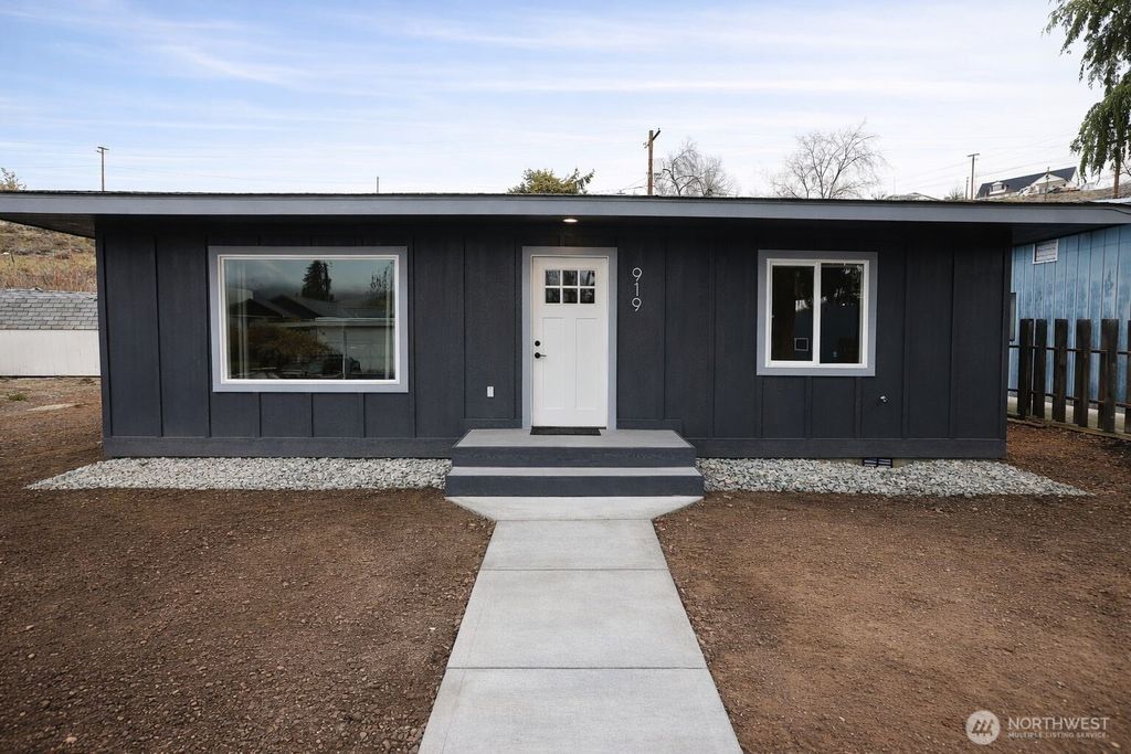 Photo of 919 E Johnson Avenue, Chelan, WA 98816 (MLS # 2470534)